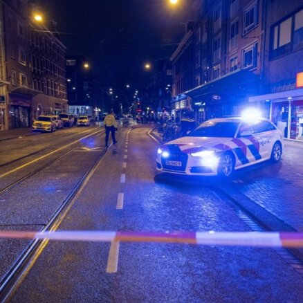 Amsterdamā uzbrucējs nodūris vienu cilvēku, četrus savainojis