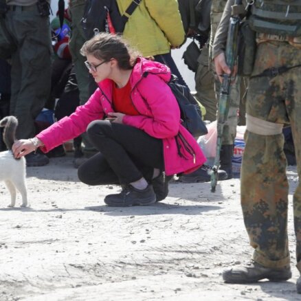 Foto: No 'Azovstaļ' kompleksa evakuētie cilvēki nonākuši izmitināšanas vietā