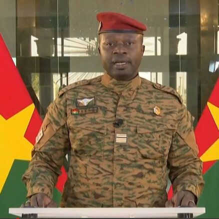 Burkinafaso militārais līderis sola atgriešanos pie konstitucionālās kārtības tam 'piemērotajos apstākļos'