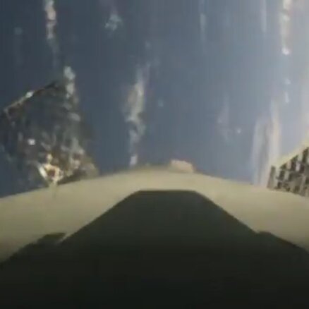 Video: 'SpaceX' nesējraķetes piezemēšanās uz platformas okeānā