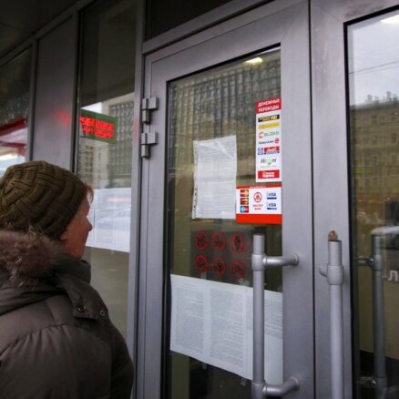 Krievijā slēgtas vairāku banku filiāles; internetā izplatās ziņas par 'melno sarakstu'