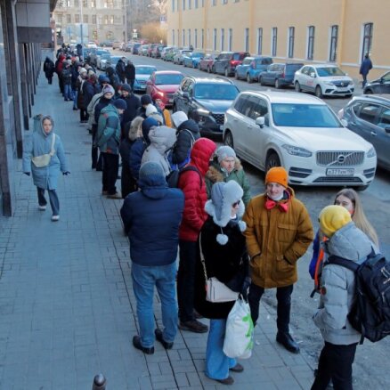 Krievijā iedzīvotāji stāv milzīgās rindās pie bankomātiem, lai izņemtu ārvalstu valūtas