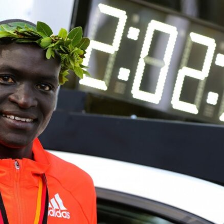 Kenijas skrējējs Kimeto Berlīnē labo pasaules rekordu maratonā