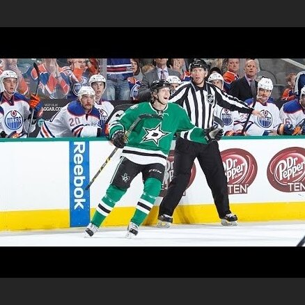 Video: Vēl viens 'gols' no laukuma centra NHL spēlē