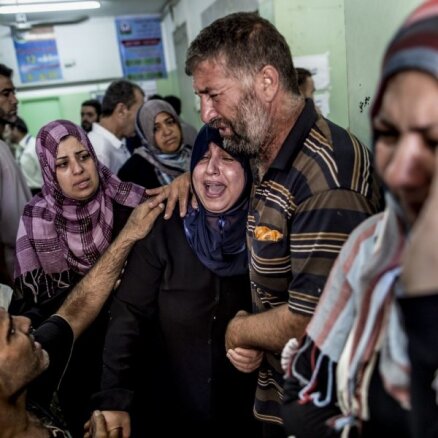 19 cilvēki nogalināti un 126 ievainoti, šāviņiem trāpot ANO skolā Gazas joslā