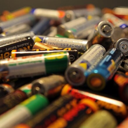 Латвийцев призывают не выбрасывать батарейки вместе с бытовыми отходами