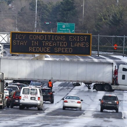 Sniega vētra paralizē ASV dienvidus; cilvēki nakšņo skolās un automašīnās