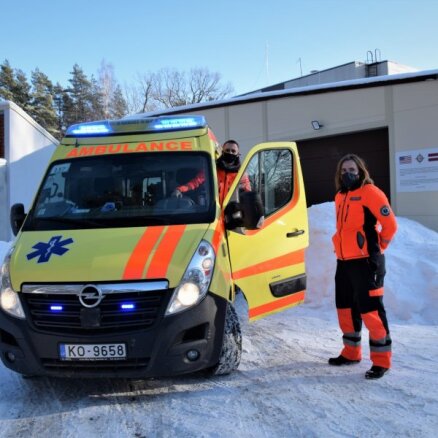 Mediķu papildspēki turpinās palīdzēt Covid-19 krīzē; NBS būs nepieciešams sertifikāts