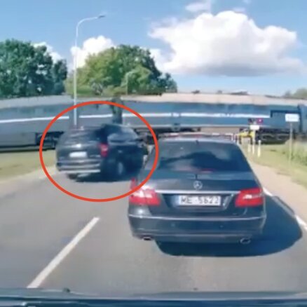 Video: Jelgavas novadā bojātu bremžu dēļ auto ietriecas vilcienā