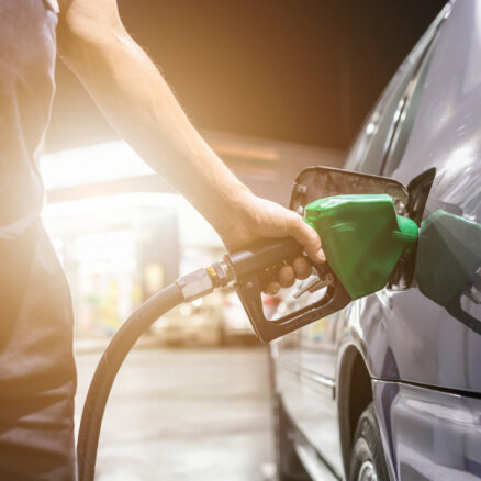 Baltijas valstīs turpina samazināties degvielas cenas