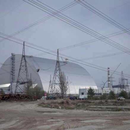 Okupācijas spēku tehnika Černobiļā saceļ putekļus: cik bīstams ir radiācijas pieaugums