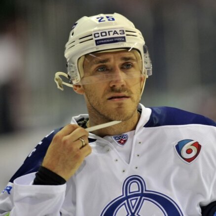 Karsums ar rezultatīvu piespēli palīdz Maskavas 'Dinamo' izcīnīt uzvaru KHL mačā