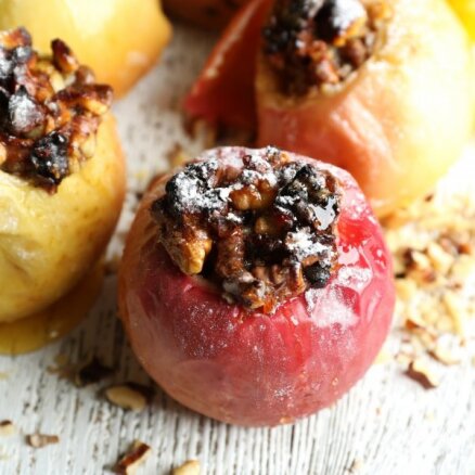 Vienkāršais saldais ēdiens – ko pildīt krāsnī ceptos ābolos