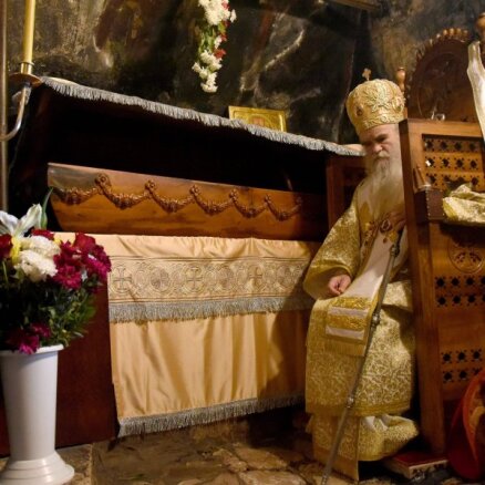 Melnkalnē par pulcēšanās ierobežojumu pārkāpšanu aiztur Serbu pareizticīgās baznīcas garīdzniekus