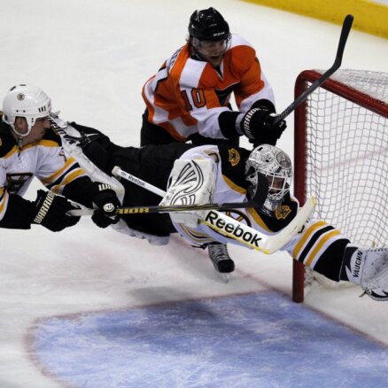 'Flyers' hokejistus izsvilpj pēc smaga zaudējuma cīņā ar 'Bruins'