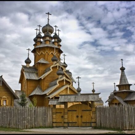 Ukrainā pēc okupantu uzbrukuma nodedzis vēsturisks klosteris
