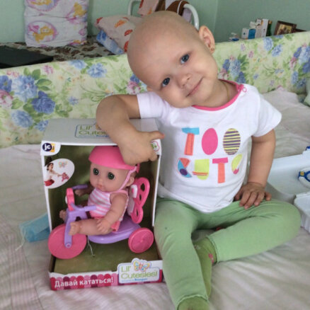 Divgadniecei Aleksandrai ir vēzis, bet cerība to uzvarēt. Lūdz sabiedrības atbalstu