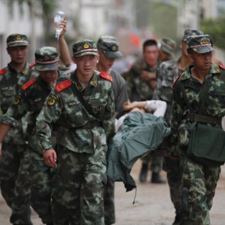 Foto: Zemestrīcē Ķīnā gājuši bojā vismaz 367 cilvēki