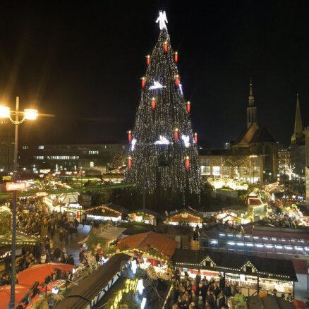 Video: Vācijā uzstādīta pasaulē lielākā Ziemassvētku eglīte