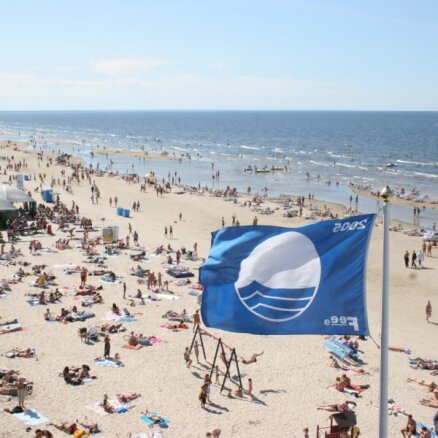 "Синий флаг" поднимут 13 пляжей Латвии — среди них ни одного юрмальского