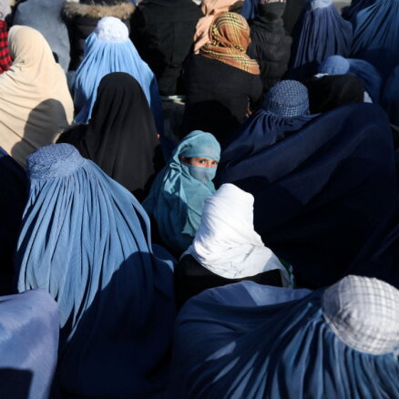 Afganistānā darbu atsākušas vairākas valsts universitātes, kurās studē arī sievietes