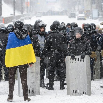 Miliči Kijevā likvidē demonstrantu nometni un ielaužas opozīcijas štābā (plkst. 00:46)