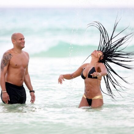 Foto: 'Spicā' Mela B ar vīru plunčājas jūriņā