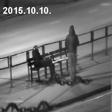 Video: Ļaundaris Rīgā apzog uz soliņa iemigušu vīrieti