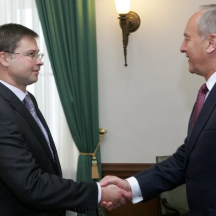 Prezidents Bērziņš piedāvā paplašināt koalīciju un nominē premjera amatam Dombrovski