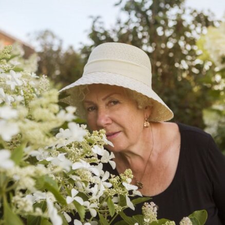 Садовод-любитель с тридцатилетним стажем: История Эдиты, хозяйки цветочного магазина в Валмиере