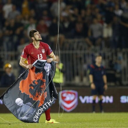 ВИДЕО: прилетевший дрон с флагом спровоцировал драку и остановку матча ЕВРО-2016