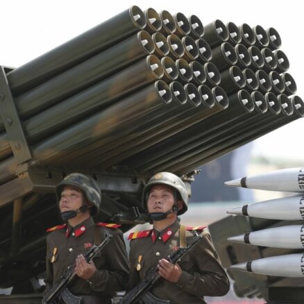 Tramps savā inaugurācijā vēlējies Ziemeļkorejas stila militāro parādi, ziņo medijs