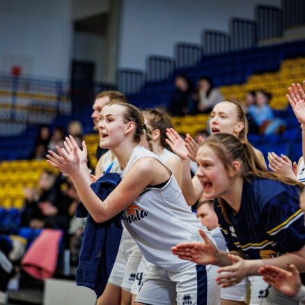 Video: Latvijas sieviešu basketbola bronzas spēlē fiksē sportisko krāpšanos