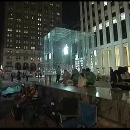 Video: Garas rindas un nakšņošana uz ielas – ļaudis ASV gaida jaunākās paaudzes 'iPhone'