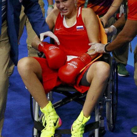 Российская боксерша досрочно завершила бой и покинула зал в инвалидном кресле