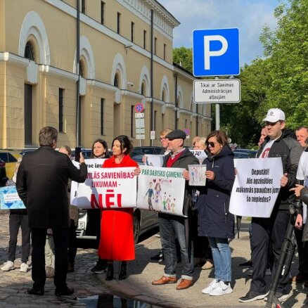 Foto: Daži desmiti cilvēku pie Saeimas protestē pret Civilās savienības likumprojektu