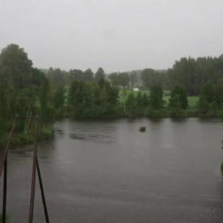 Gluži kā pasaku filmā: aculiecinieks iemūžina Ungurpils ezerā peldošās salas