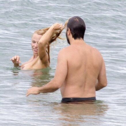 Foto: Pamela Andersone jūrā plunčājas plikiņa