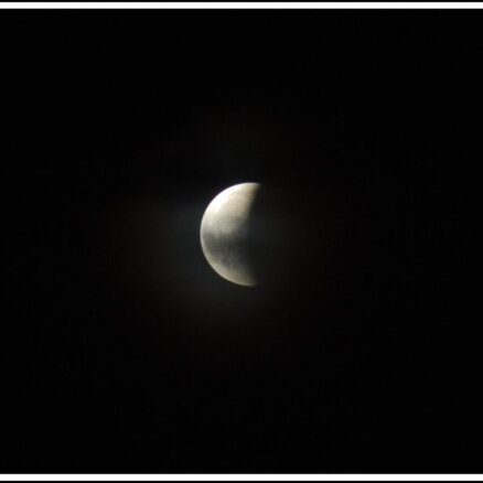 Полное лунное затмение  над Латвией - фото и видео очевидцев