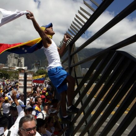Spriedze Venecuēlā: Pierobežā deg barikādes un šauj uz protestētājiem