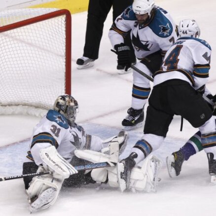 NHL  Stenlija kausa izcīņas pusfināla sērijā 'Sharks' iegūst pirmo punktu