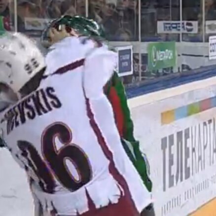 Video: Bičevskis agresīvi uzvar savā pirmajā kautiņā KHL