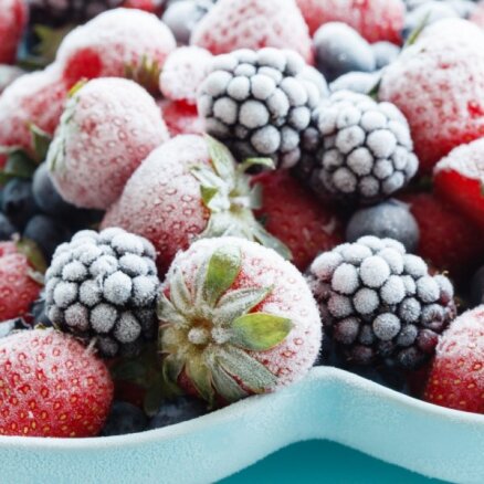 Izzūd vitamīni, saglabājas mikroelementi: svarīgākais par saldētu dārzeņu un augļu vērtību