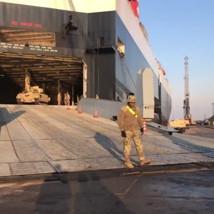 Video: ASV tanki 'Abrams' un kaujas mašīnas 'Bradley' piestāj Rīgā