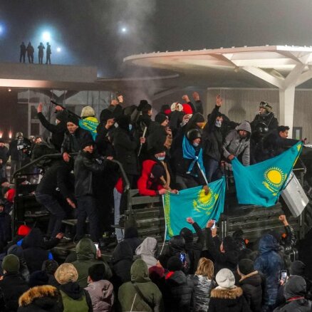 Разрушенные магазины, очереди в банкоматах, настроение удручающее: местные жители о ситуации в Казахстане