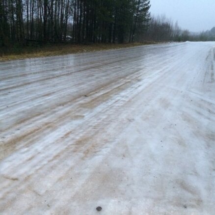 Visā Latvijā sniegoti un apledojuši autoceļi; strādā 204 ziemas tehnikas vienības