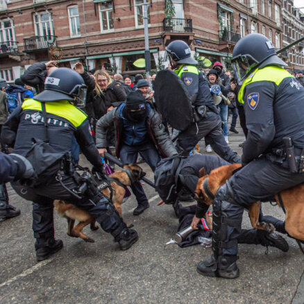 В Амстердаме на акции протеста против антиковидных мер задержано 30 человек