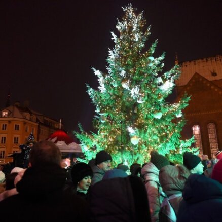 Foto: Doma laukumā iededz Rīgas galveno Ziemassvētku egli