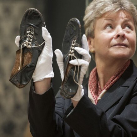 Leģendārā britu vieglatlēta sera Rodžera Banistera slavenās kurpes pārdotas par 266 tūkstošiem mārciņu