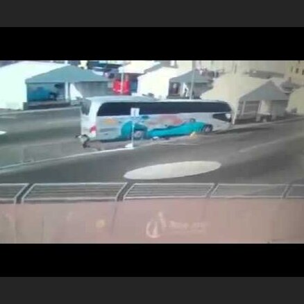 Жуткое видео аварии в Баку: автобус сбивает трех спортсменок